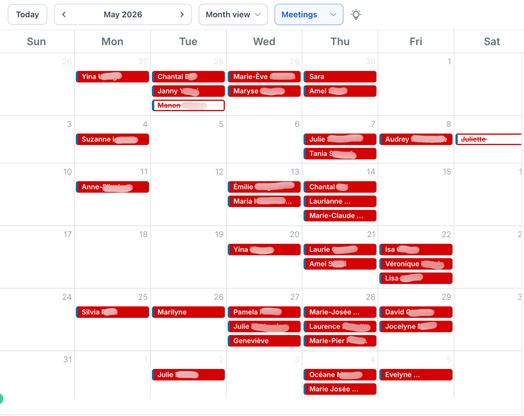 Agenda mensuel d'une clinique rempli de rendez-vous réservés